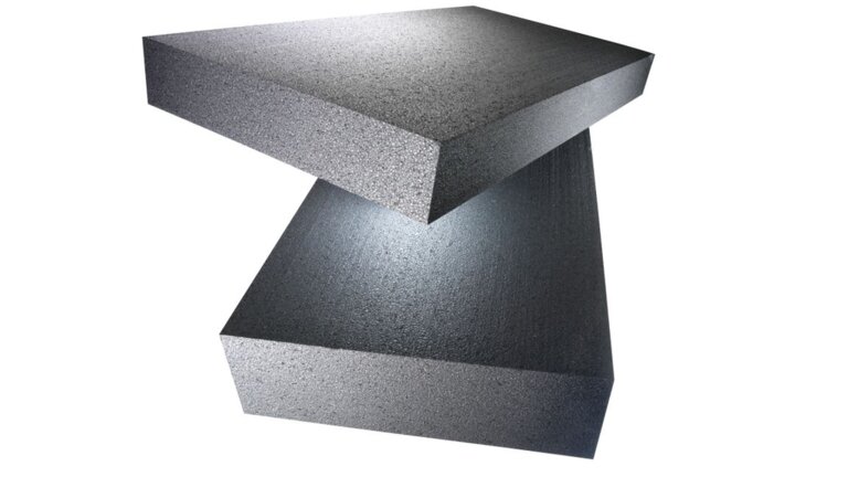 Zwei graue Dämmplatten